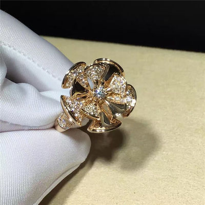 Kalite Çiçek Şekilli Yüzük Lüks Takı Düğün / Nişan için 18K Altın Elmas fabrika