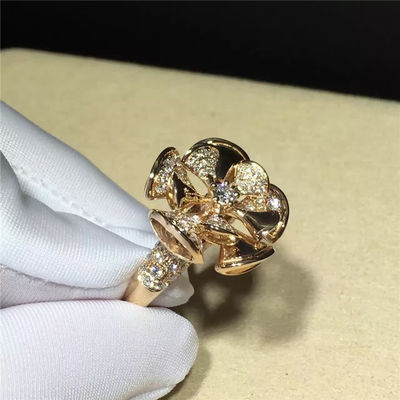 Kalite Çiçek Şekilli Yüzük Lüks Takı Düğün / Nişan için 18K Altın Elmas fabrika