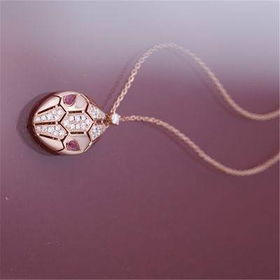 Kalite Rubellit gözlü ve başında pavé pırlantalı 18 kt pembe altın Roman Serpenti kolye fabrika