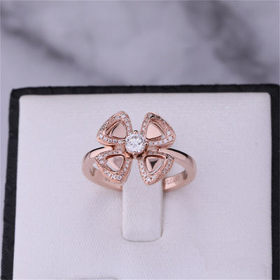 Kalite Roman Love Çiçek Yüzük Fiorever 18 kt Rose Gold Yüzük seti, merkezi bir pırlanta ve pavé pırlantalı fabrika
