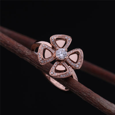 Kalite Roman Love Çiçek Yüzük Fiorever 18 kt Rose Gold Yüzük seti, merkezi bir pırlanta ve pavé pırlantalı fabrika